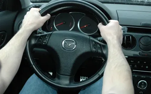 Những thói quen tưởng vô hại nhưng gây rủi ro cho người và xe