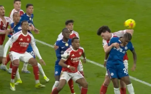 Arsenal thoát ba quả phạt đền nhờ sai sót VAR tại Ngoại hạng Anh