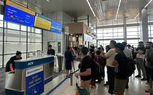 Hàng trăm hành khách của Vietravel Airlines chịu cảnh "vật vờ" tại sân bay