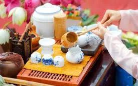 Thưởng trà Huế: Nét văn hóa tinh tế trong từng chén trà cung đình