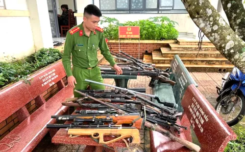 Người dân giao nộp nhiều súng tự chế, đạn và vật liệu nổ ở Lâm Đồng