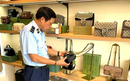 Thị trường hàng giả bền bỉ nhờ sự tiếp tay của tâm lý chuộng giá rẻ