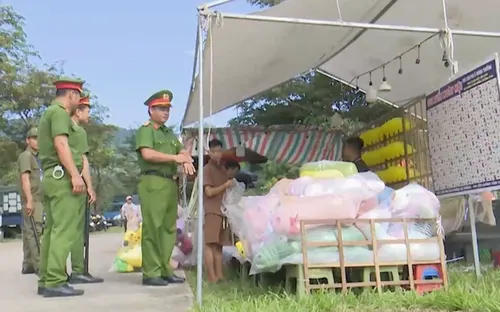 Đà Nẵng : Xử phạt tài xế không đội mũ bảo hiểm , dùng điện thoại khi lái xe