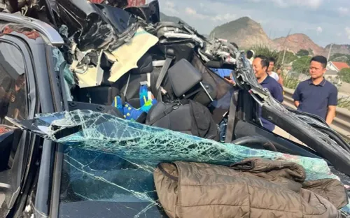 Tai nạn liên hoàn trên cao tốc: Yaris Cross biến dạng, tài xế thoát nạn kỳ diệu