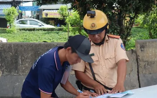 Phân biệt lỗi “không mang” và “không có” giấy tờ xe: Mức phạt chênh lệch lớn