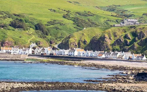 Ngôi làng ven biển chỉ có một con đường và một dãy nhà, đẹp như tranh vẽ khiến du khách mê mẩn