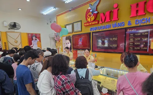 Diễn biến ở tiệm vàng khi giá giảm về dưới 170 triệu đồng/lượng