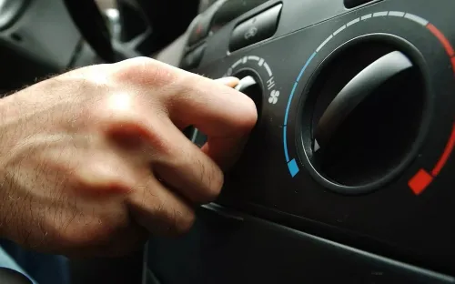 Bật điều hòa hết công suất khi vừa khởi động ô tô có tốn xăng hơn?