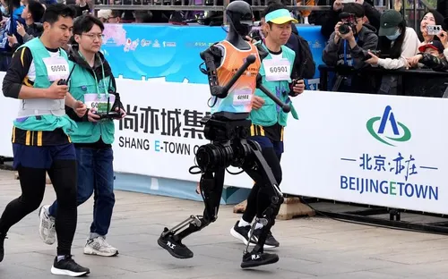 Hơn 300 robot hình người tham gia bán marathon tại Bắc Kinh