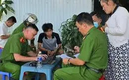 Tạm giữ đối tượng chặn đường, đập vỡ kính taxi chở vợ tại Bảo Lộc