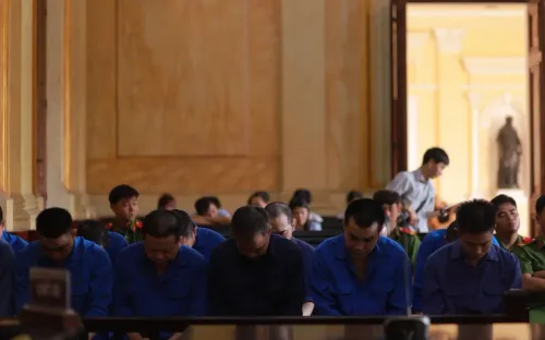 Nhóm bảo vệ "bảo kê" xe quá tải tại Khu Công nghệ cao TPHCM lĩnh án tù