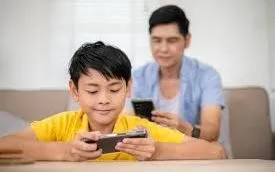 Trẻ lạm dụng thiết bị điện tử đối mặt nguy cơ rối loạn tâm lý và giấc ngủ