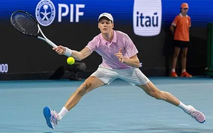 Sinner thắng áp đảo Tiafoe, tiến vào bán kết Miami Mở rộng