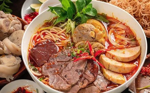 Một bát bún bò Huế chứa hơn 500 kcal, tương đương gần 3 bát cơm