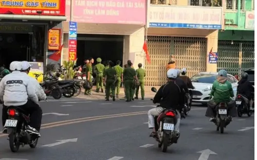 Công an Lâm Đồng làm việc với giám đốc Trung tâm Dịch vụ đấu giá, thu giữ nhiều tài liệu