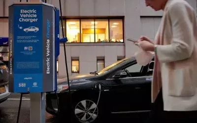 Giá xăng leo thang, người tiêu dùng tăng tốc chuyển sang xe điện