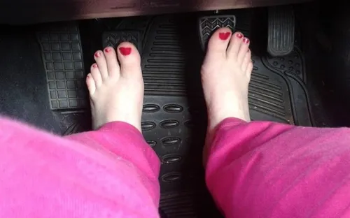 Lái xe bằng chân trần: Thói quen tưởng vô hại nhưng tiềm ẩn nhiều rủi ro