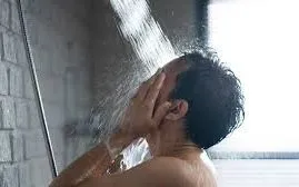 Cảnh báo tắm nước lạnh ngay sau khi đi nắng: Nguy cơ gây sốc nhiệt, ảnh hưởng sức khỏe