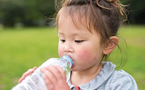 Chủ động bảo vệ sức khỏe trẻ em trong mùa nắng nóng cao điểm