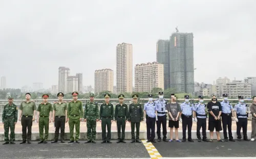 Trục xuất 6 công dân Trung Quốc nhập cảnh trái phép qua cửa khẩu Móng Cái