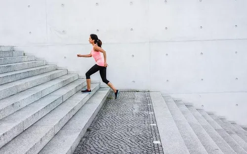 Leo cầu thang tốt cho sức khỏe nhưng có thể hại khớp nếu áp dụng sai