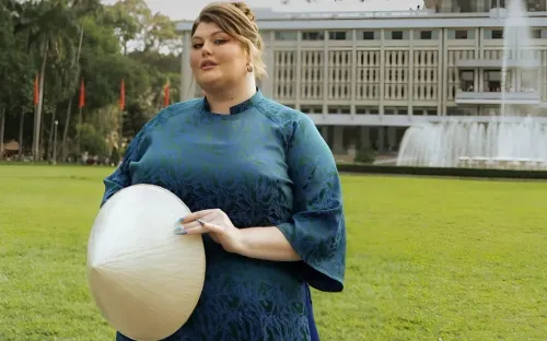 Du khách quốc tế “lấp đầy vali” nhờ dịch vụ may đo siêu tốc tại Việt Nam