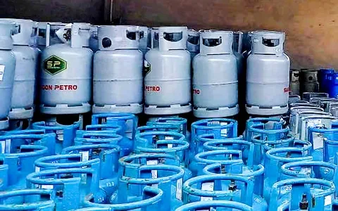 Giá gas tăng mạnh từ 1/4, thêm tới 90.000 đồng mỗi bình 12 kg