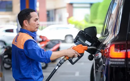 Ngân sách có thể tạm ứng bù cho giá xăng dầu từ 4.000 - 5.000 đồng mỗi lít