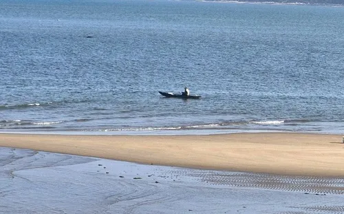 “Đảo cát” trắng bất ngờ xuất hiện giữa vịnh Nha Trang sau mưa lũ