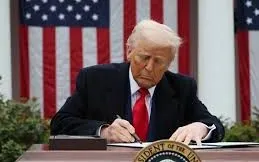 Tổng thống Donald Trump ký sắc lệnh áp thuế 100% với dược phẩm nhập khẩu