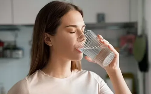 Bác sĩ cảnh báo: Nắng nóng và sai lầm khi uống nước dễ hại thận