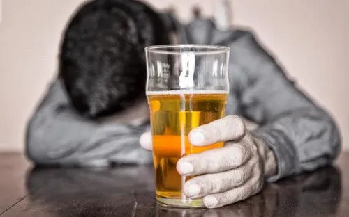 Lạm dụng rượu bia âm thầm rút ngắn tuổi thọ, gia tăng nguy cơ bệnh tật ở người trẻ
