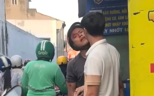 Can ngăn xô xát sau va chạm giao thông, nam thanh niên bị đánh bất tỉnh