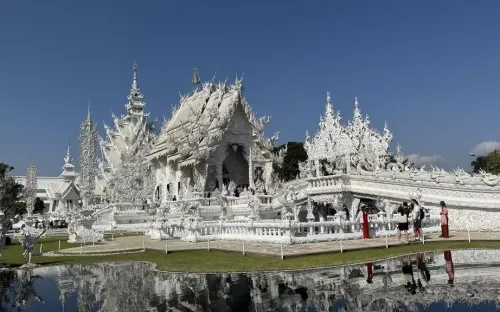 Khám phá “địa ngục trần gian” tại đền Trắng Thái Lan: Điểm đến gây ám ảnh nhưng hút khách