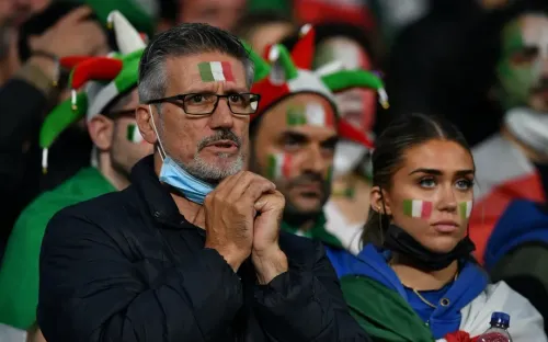 CĐV Italy xếp hàng dài đổi áo, chuyển sang cổ vũ tuyển Canada