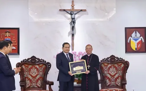 Chủ tịch Quốc hội chúc mừng Tổng Giáo phận Hà Nội dịp Lễ Phục sinh 2026
