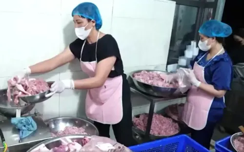 Lộ nhiều “mắt xích” hợp thức hóa thịt lợn bệnh, tiềm ẩn nguy cơ vào bữa ăn học sinh