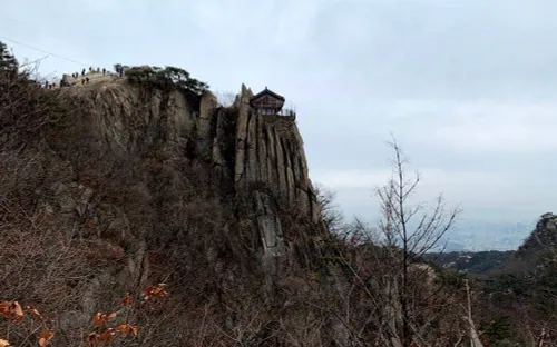 Núi Gwanak trở thành “điểm tụ năng lượng”, hút giới trẻ Hàn Quốc lên cầu may