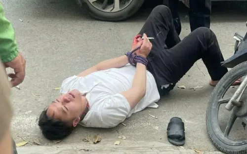 Nghi án tài xế ô tô bị tấn công bằng dao tại Linh Đàm, Hà Nội