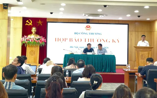 Bộ Công Thương nêu lý do vì sao điều hành giá xăng dầu vào nửa đêm?