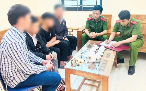 Kịp thời đưa 2 thanh niên rời nhà tìm "việc nhẹ lương cao" trở về an toàn