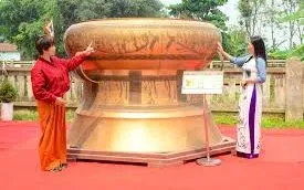 Du khách thích thú chiêm ngưỡng trống đồng Ngọc Lũ khổng lồ tại lễ hội đền Bà Triệu