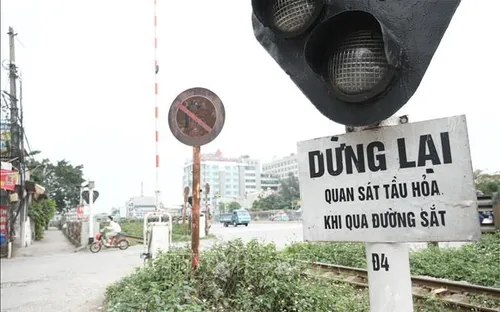 Xử lý nghiêm hành vi vượt rào chắn đường sắt