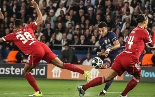 Carragher chê chiến thuật 5 hậu vệ của Liverpool sau thất bại trước PSG