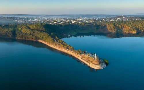 Những hồ nước ngọt tự nhiên kỳ vĩ trên đỉnh núi cao tại Tây Nguyên