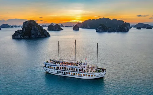 Du thuyền trên vịnh Hạ Long: Trải nghiệm kỳ quan từ một góc nhìn mới