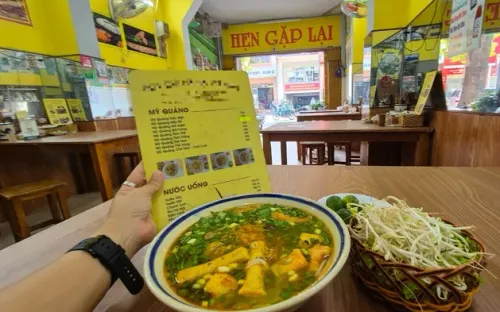 Suất ăn sáng dưới 20.000 đồng đang dần biến mất?