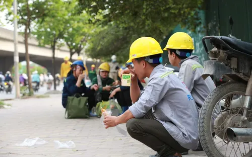 Thị trường lao động: Người tìm việc hay việc tìm người?