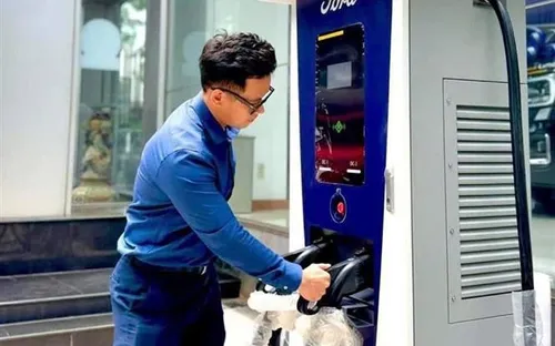 Tiêu thụ ô tô bứt tốc, giá xăng thúc đẩy chuyển dịch