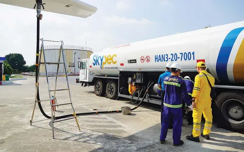Hãng bay Việt đợi xả “van điều tiết” giữa bão giá dầu Jet A-1